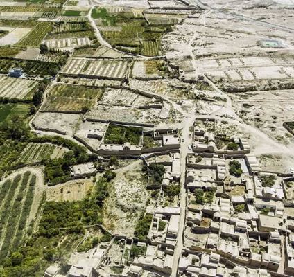 Село Харабарџан. Шетња кроз уредне и старе баштенске уличице